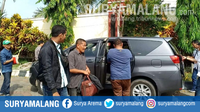 abdul-wahab-saat-digelandang-ke-mobil-untuk-dimasukkan-ke-rutan-kelas-i-kejati-surabaya.jpg