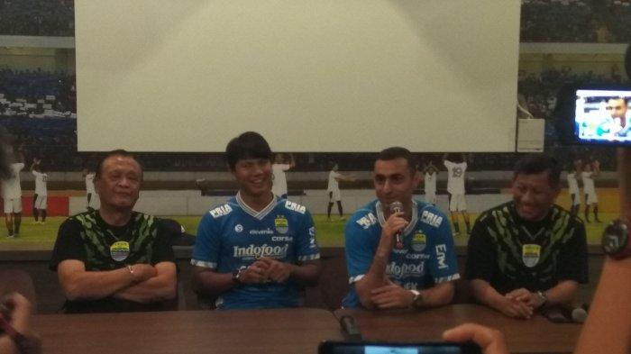 achmad-jufriyanto-dan-artur-gevorkyan-diapit-oleh-zaenuri-hasyim-dan-kuswara-s-taryono.jpg