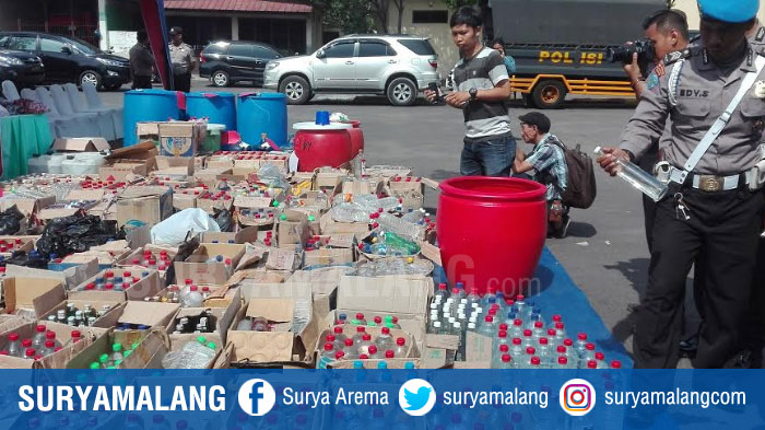ada-sebanyak-50070-botol-miras-ilegal-dan-oplosan-yang-diamankan_20180425_213827.jpg