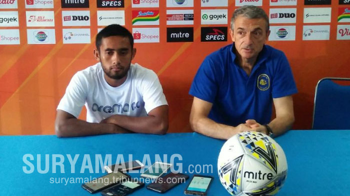 agil-munawar-kiri-dan-milomir-seslija-jelang-laga-arema-fc-vs-persija-jakarta.jpg