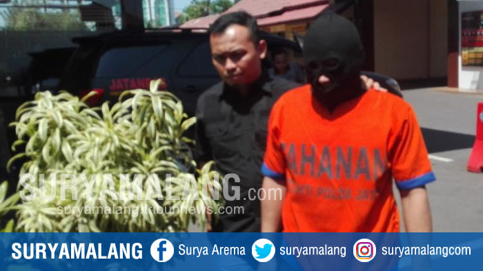 agung-wiyono-saat-digelandang-anggota-subdit-3-jatanras-ditreskrimum-polda-jatim_20180809_163711.jpg