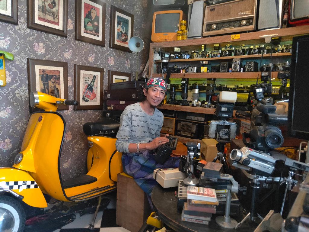 ahmad-irham-dan-barang-koleksinya-di-rumah-jalan-ar-hakim-2-kota-malang.jpg