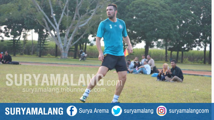 ahmet-atayew-dalam-latihan-areema-fc-di-lapangan-dirgantara_20170807_182852.jpg