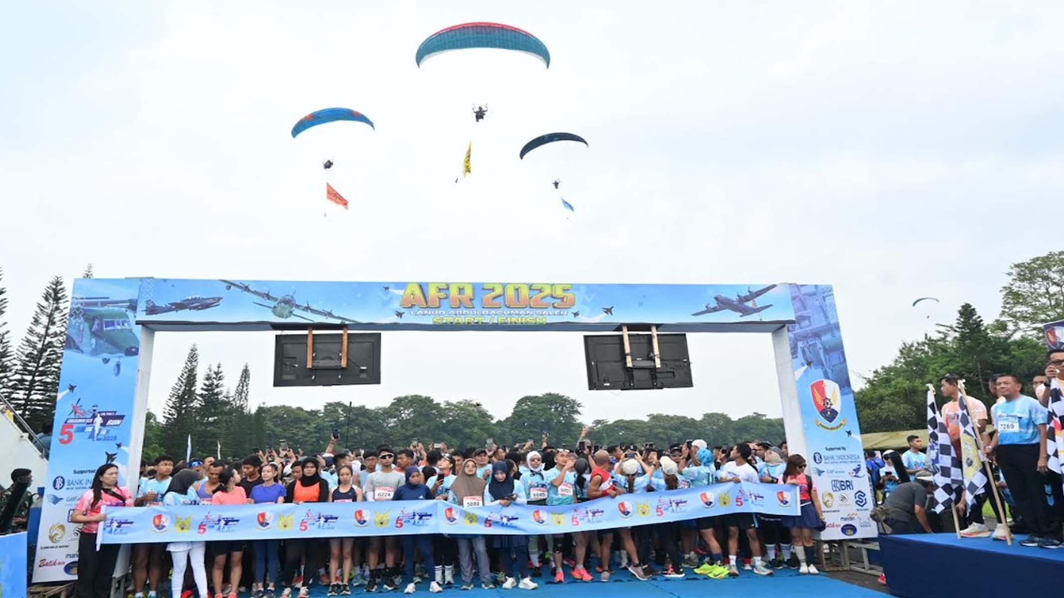Air Force Run 2025 , Asyiknya Berlari Sambil Lihat Alutsista Pesawat di Lanud Abdulrachman Saleh