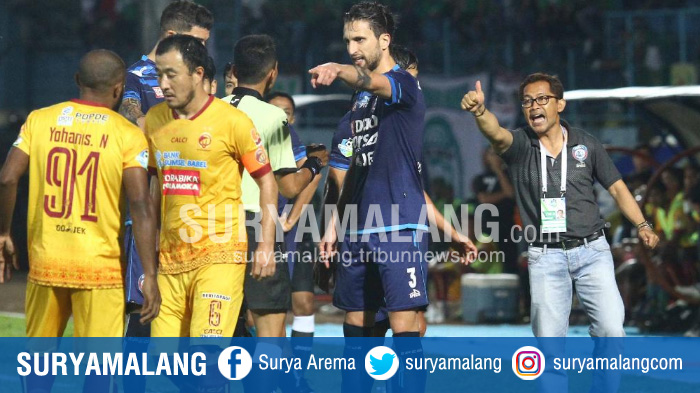 aji-santoso-pelatih-arema-fc-memberikan-intruksi-pada-pemain-saat-laga-menjamu-sriwijaya-fc_20170708_165823.jpg
