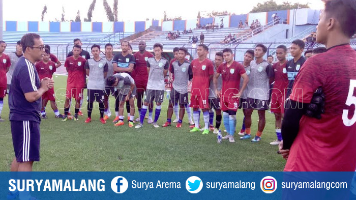 aji-santoso-usai-memimpin-seleksi-persela-lamongan-di-stadion-surajaya-lamongan.jpg
