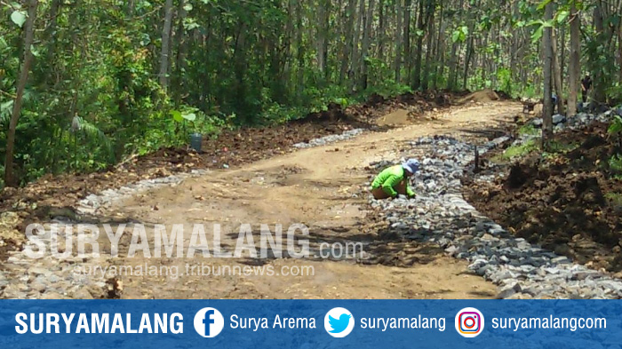 akses-jalan-menuju-ke-objek-wisata-pantai-kondang-merak-di-jalur-lintas-selatan-kabupaten-malang_20171015_164646.jpg