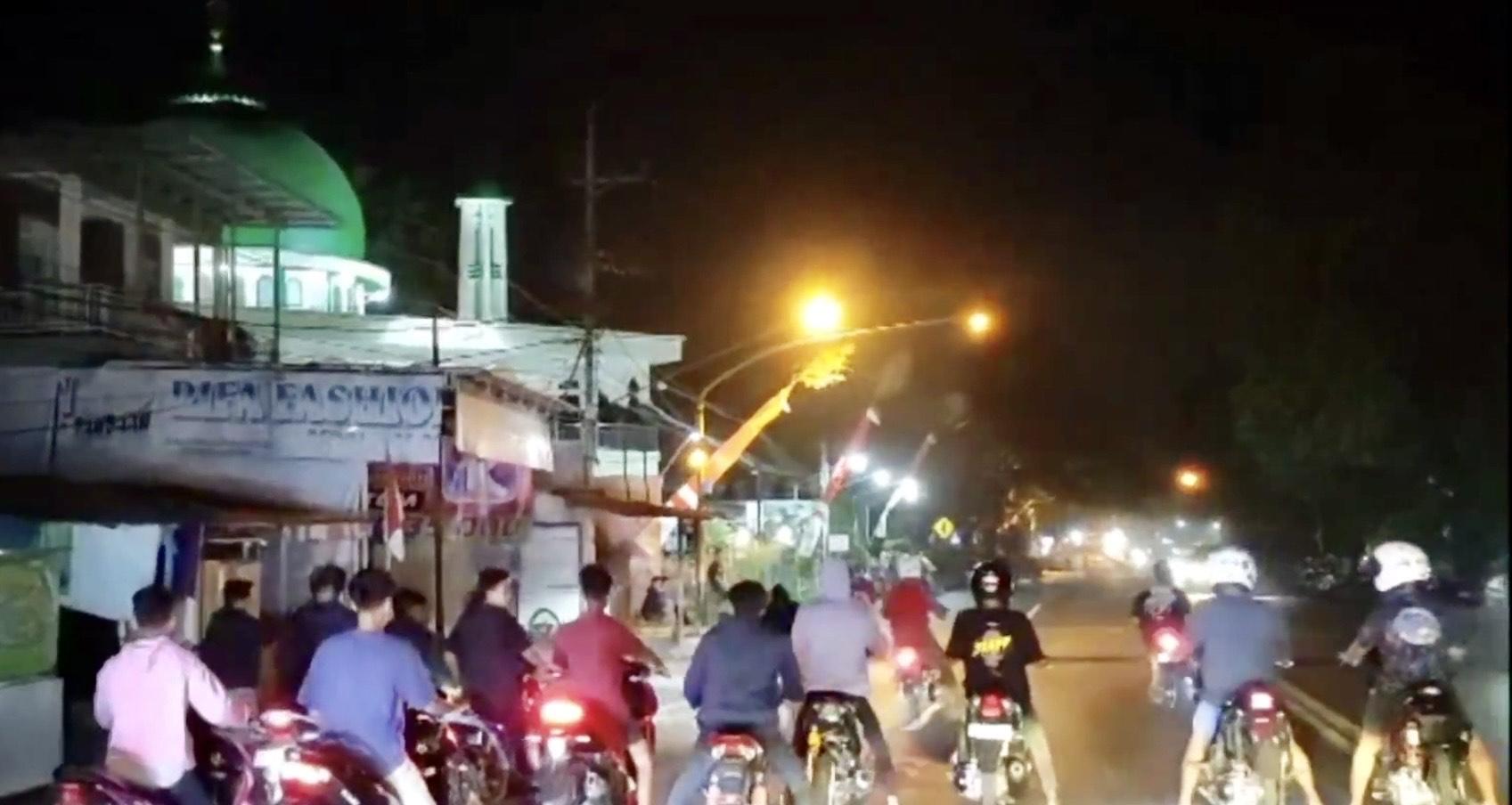 aksi-anggota-Satlantas-Polres-Pasuruan-membubabarkan-balap-liar-di-jalan-depan-IBC-Pandaan.jpg
