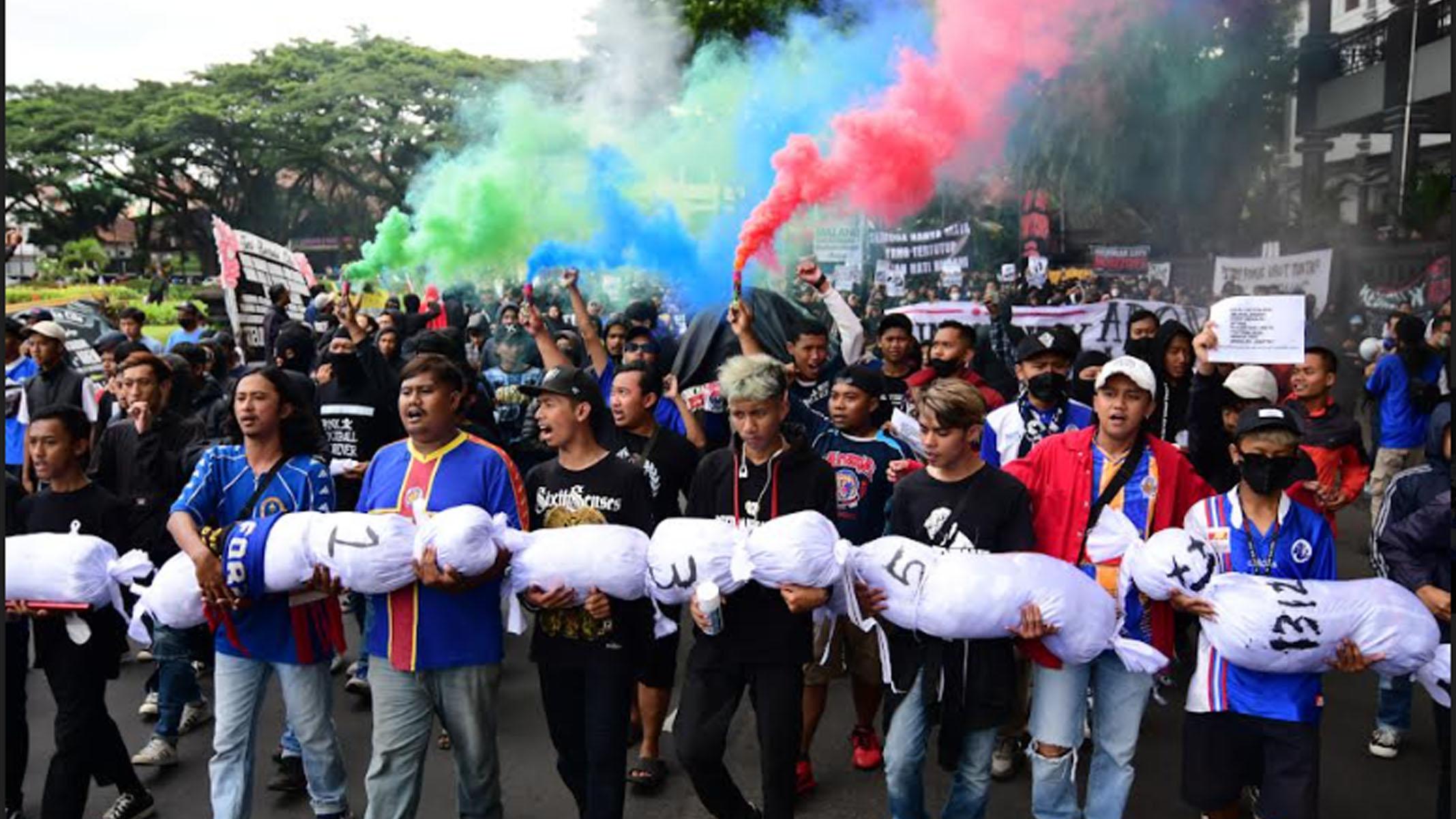 aksi-aremania-usungboneka-mayat-autopsi.jpg