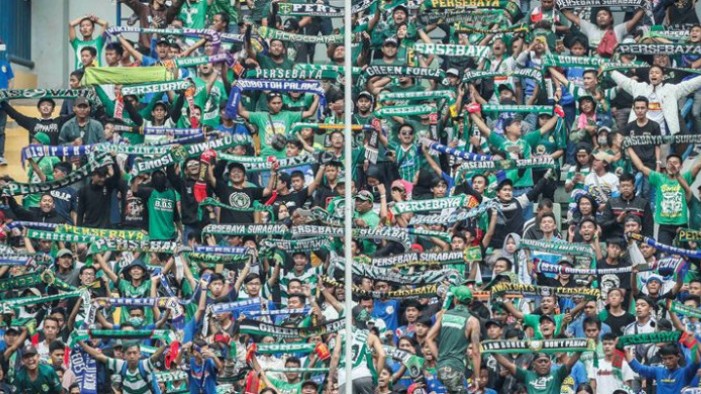 aksi-bonek-saat-mendukung-persebaya-surabaya_20171118_141649.jpg
