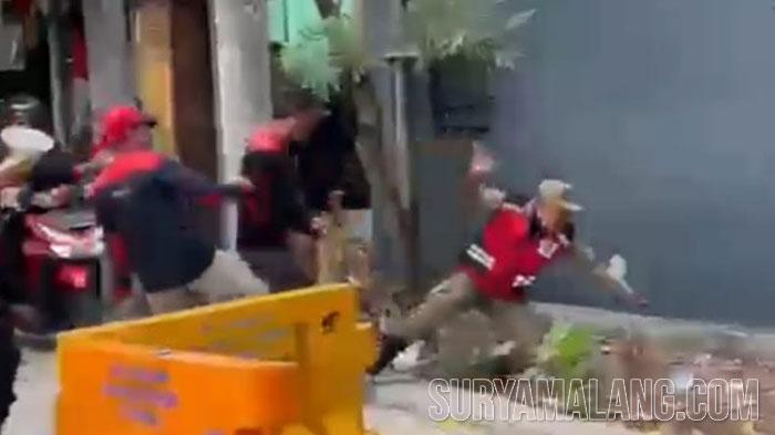 Kaum Buruh Tendang dan Injak 2 Anggota Satpol PP Hendak Bantu Warga Terjebak Demo di Surabaya