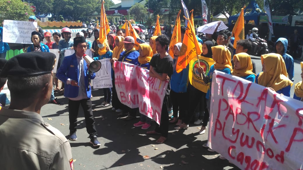 aksi-demo-pmii-di-bondowoso.jpg