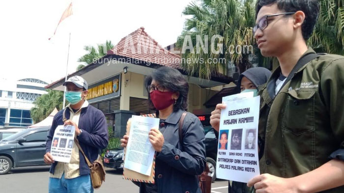 aksi-kamisan-datangi-polresta-malang-kota-menuntut-3-aktivisnya-yang-ditangkap-untuk-dibebaskan.jpg