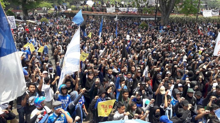 aksi-ribuan-bobotoh-persib-bandung-di-halaman-gedung-sate-bandung_20181013_171829.jpg