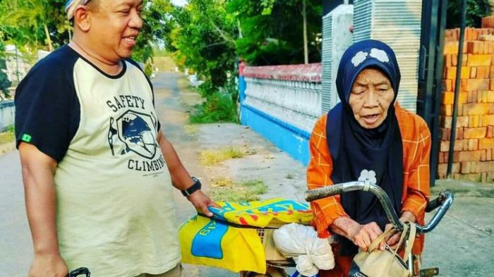 alah-satu-kegiatan-roel-mustafa-saat-tengah-membantu-para-janda-tua-dan-miskin_20171021_100100.jpg