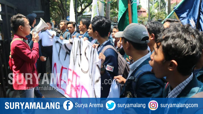 aliansi-mahasiswa-kota-malang-unjuk-rasa-di-depan-gedung-dprd-kota-malang_20180924_141516.jpg