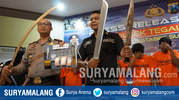aneka-senjata-tajam-yang-disita-anggota-unit-reskrim-polsek-tegalsari-surabaya_20180927_140032.jpg