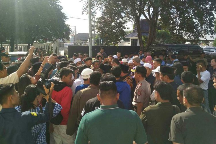 anggota-dprd-karawang-hitler-nababan_20180523_013051.jpg