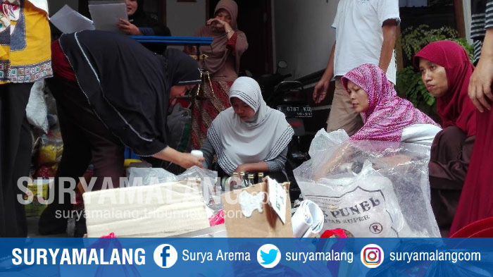 anggota-komunitas-bank-sampah-penia-kota-batu-memilah-sampah-sesuai-jenis-sampah_20180404_213130.jpg