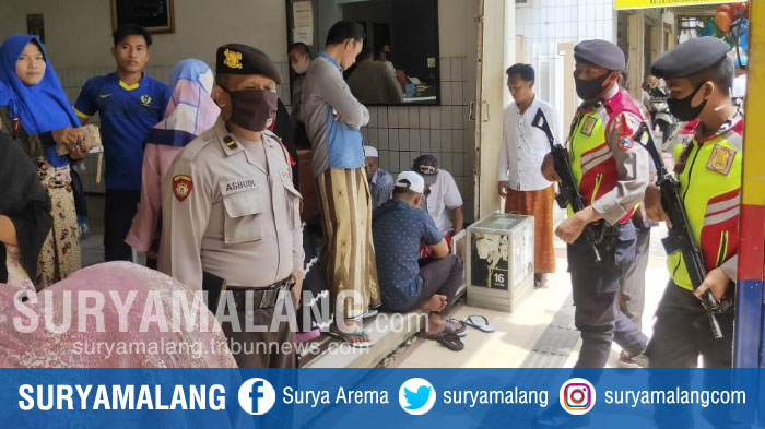 anggota-satsabhara-polres-pamekasan-siaga-di-toko-emas-sabtu-252020.jpg