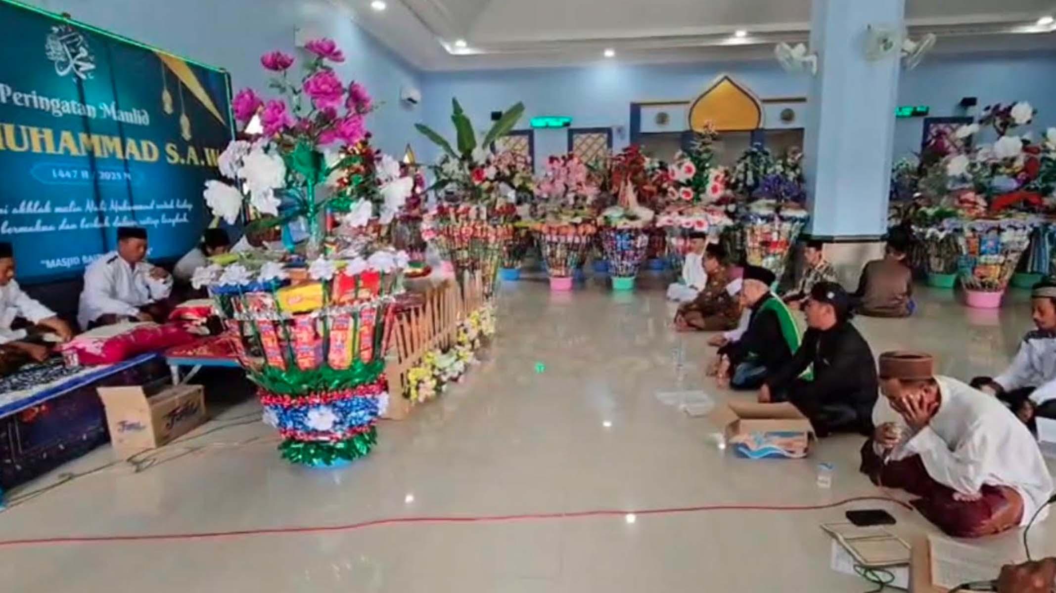 Meriahnya Angkaan Berkat Molod di Pulau Bawean Gresik, Ada Mata Uang Rupiah Hingga Dolar