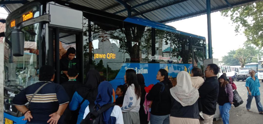 antre-naik-ke-bus-Trans-Jatim-di-Terminal-Landungsari-Kecamatan-Dau-Kabupaten-Malang-Jumat.jpg