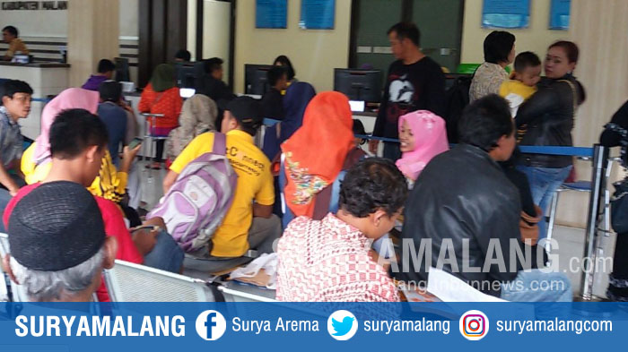 antrean-pencari-e-ktp-di-kantor-dispendukcapil-kabupaten-malang_20180325_194519.jpg