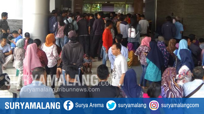 antrean-warga-yang-ingin-mendapat-pelayanan-one-day-service-di-kantor-dispendukcapil-kota-malang_20180401_132639.jpg