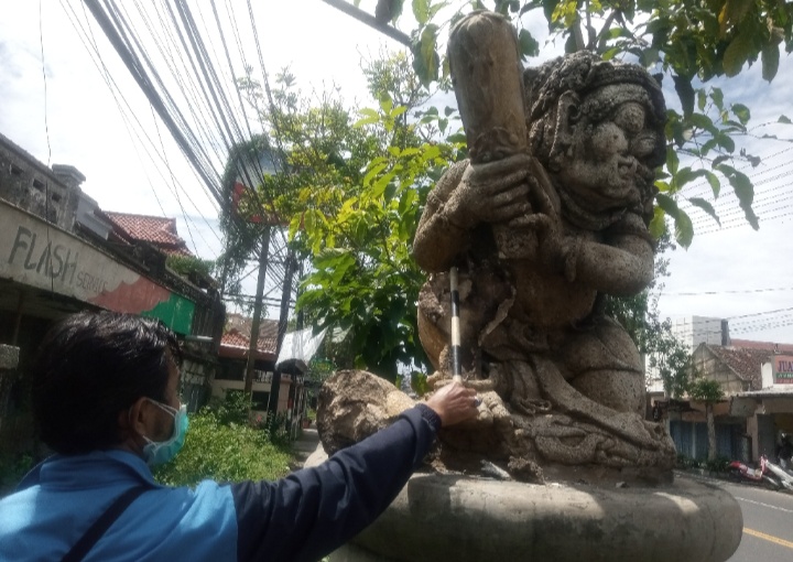 arca-dwarapala-sisi-utara-kota-tulungagung-betis-kanannya-pecah.jpg