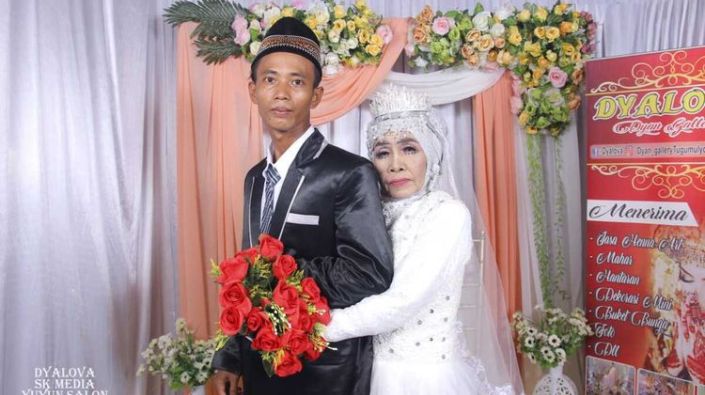 Mengenal Mbah Gambreng, Nenek 65 Tahun yang Menikahi Anak Angkat Berusia 24 Tahun, Suka Sama Suka