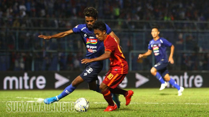 arema-fc-alvin-tuasalamony-berebut-bola-dengam-striker-borneo-fc-m-sihran.jpg