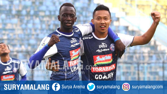 arema-fc-dendi-santoso-makan-konate-vs-perseru-serui-di-stadion-kanjuruhan-malang.jpg
