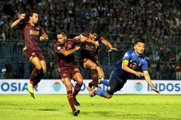 arema-fc-hamka-hamzah-psm-makassar-ezra-walian-raphael-maitimo-dan-rizki-pellu.jpg