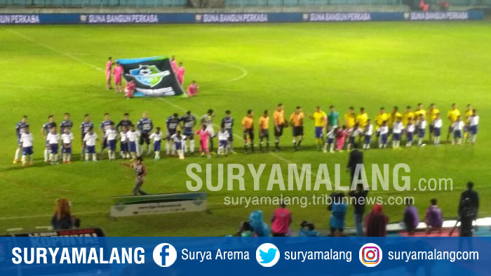 arema-fc-kontra-persegres-gresik-united_20171025_183211.jpg