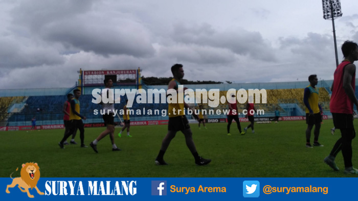 arema-fc-latihan-di-stadion-kanjuruhan-kepanjen-kabupaten-malang_20170330_164203.jpg
