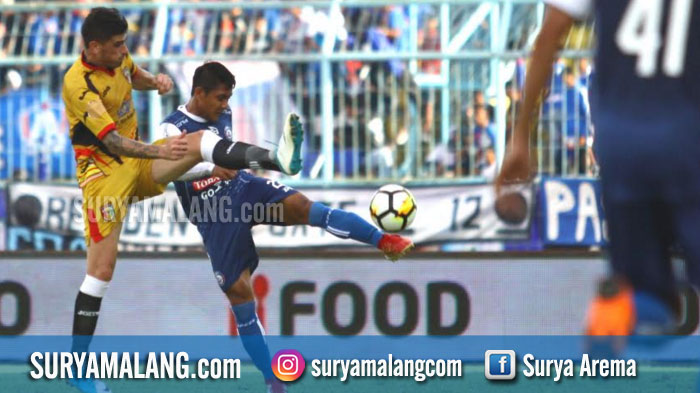 arema-fc-purwaka-yudi-striker-mitra-kukar-fernando-rodriguez_20180324_173234.jpg
