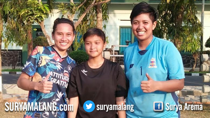 arema-fc-putri-serli-anggraini-biru-motif-bunga-sheva-imut-dan-windi-ayu-biru-polos.jpg