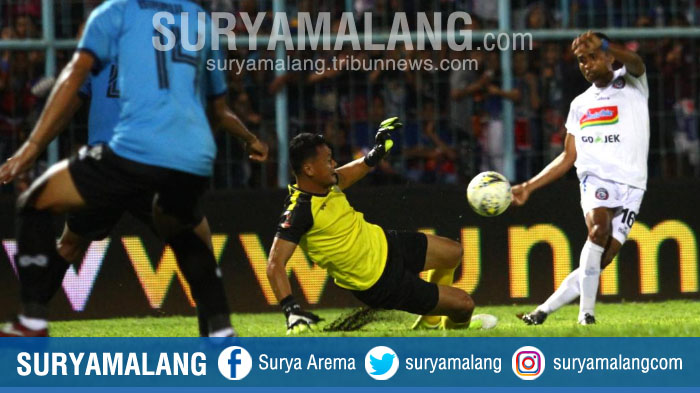 arema-fc-ridwan-tawainella-berusaha-mencetak-gol-ke-gawang-persela-yang-dijaga-dian-agus-prasetyo.jpg