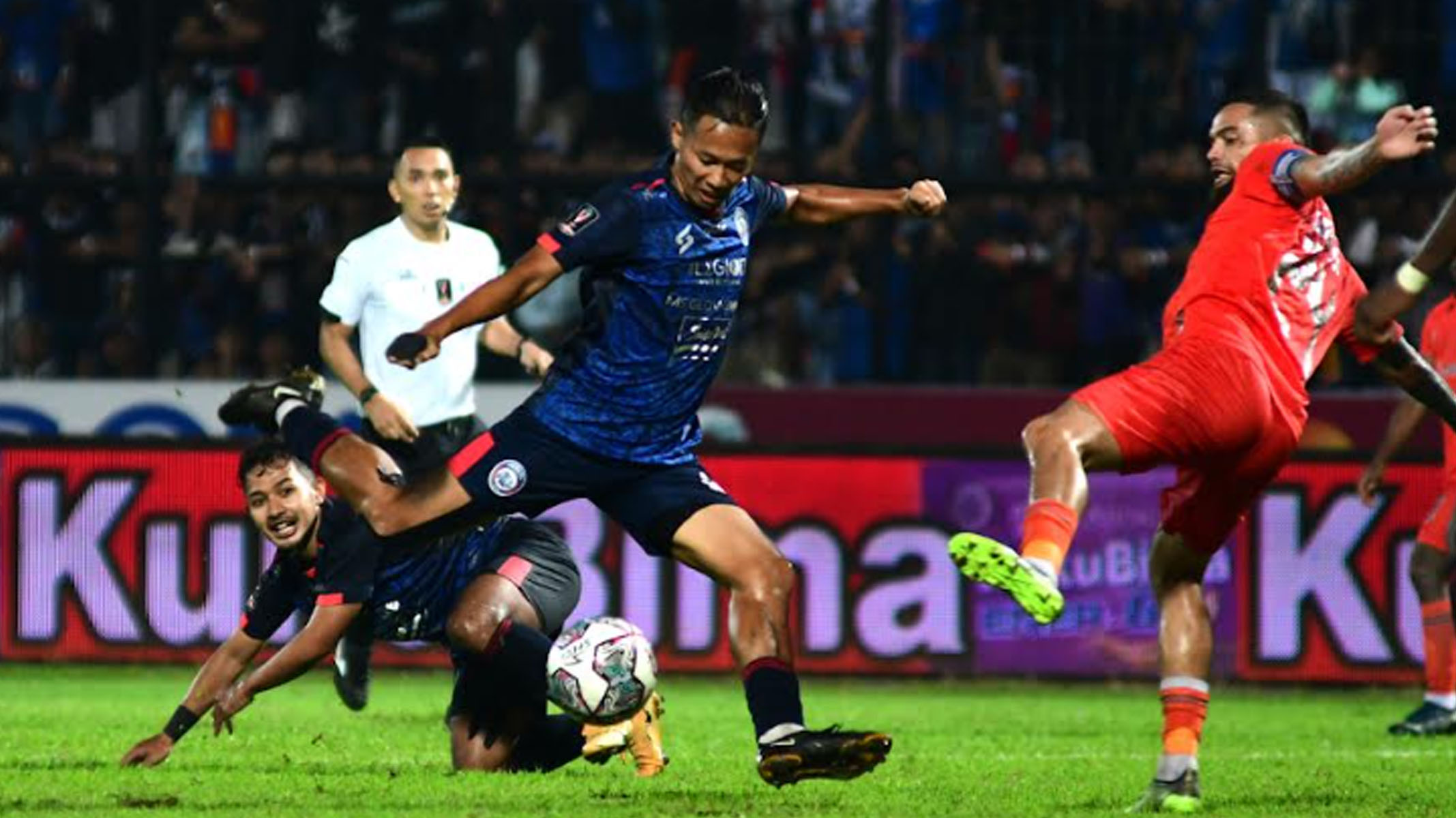 arema-fc-vs-borneo-fc-dendi-santoso.jpg