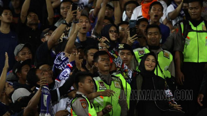 arema-fc-vs-persebaya-final-piala-presiden-aksi-vokalis-band-kotak-kikan.jpg