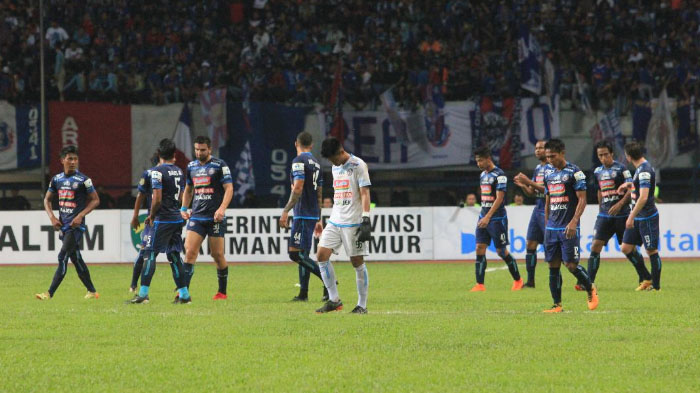 arema-usai-piala-gubernur-kaltim-2018_20180305_092701.jpg
