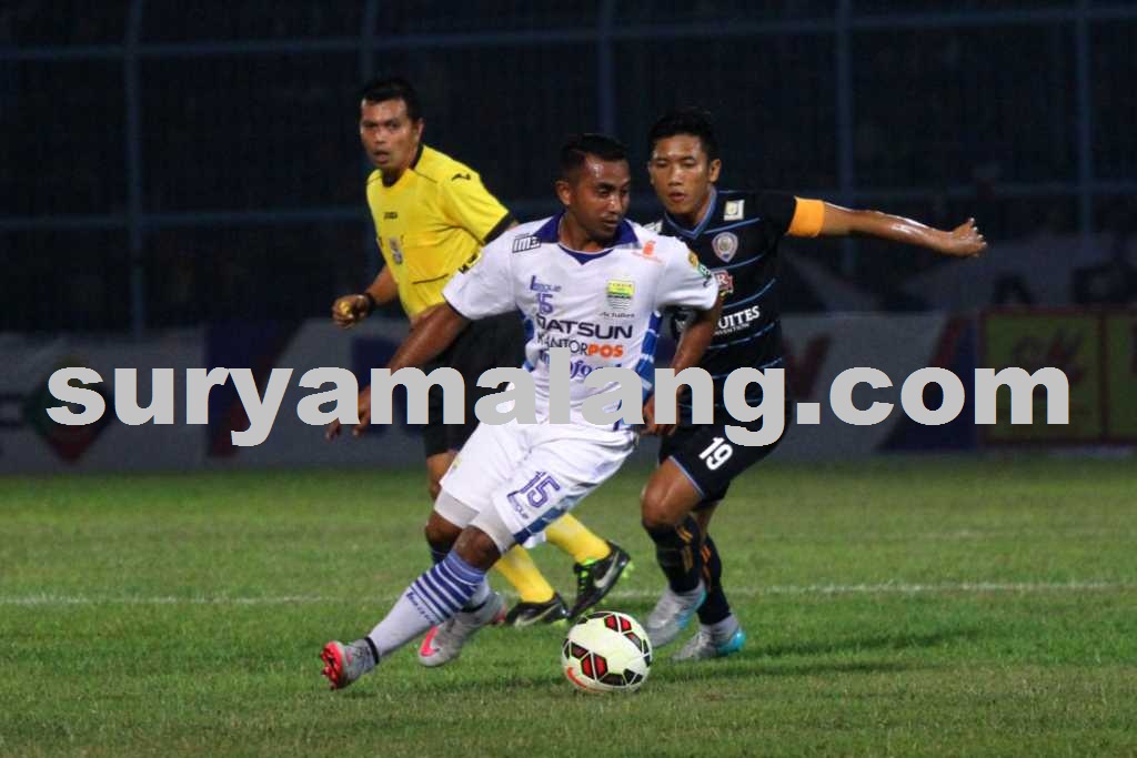 arema-vs-persib-bustomi-dan-firman-utina_20150811_224342.jpg