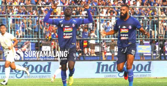 arema-vs-pss-sleman-sylvano-comvalius.jpg