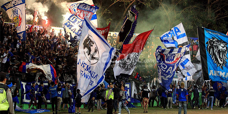 aremania-mendukung-arema-fc-dalam-laga-kontra-perseru-serui-di-stadion-gajayana-kota-malang_20180607_155322.jpg