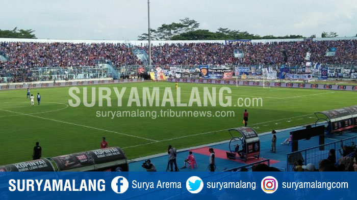 aremania-menyaksikan-laga-arema-fc-vs-persita-tangerang-di-stadion-kanjuruhan-kabupaten-malang.jpg