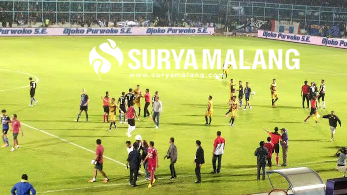 Laga Arema vs Mitra Kukar Berlangsung Keras, Sementara Singo Edan Unggul 2-1