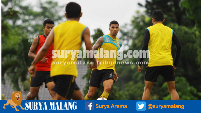 arthur-chuna-da-rosa-dalam-latihan-arema-fc-di-lapangan-pusdik-arhanud-kota-batu_20170123_203007.jpg