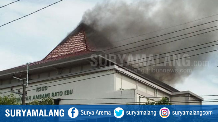 asap-mengepul-dari-atap-gedung-rsud-syamrabu-bangkalan.jpg
