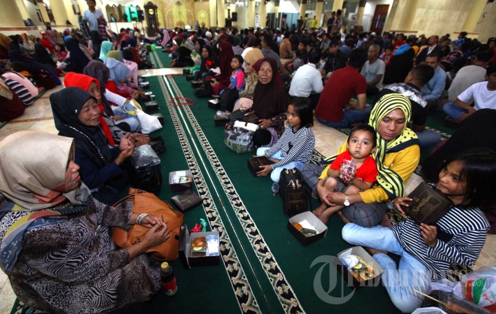aturan-buka-puasa-bersama-saat-ramadan-2021-dari-kemenag-dibolehkan-tapi-ada-batasan-jumlah-peserta.jpg