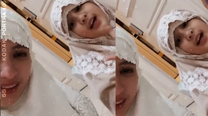 aura-nia-ramadhani-terpancar-tampil-beda-pakai-mukena-bikin-pangling-tangan-mikhayla.jpg